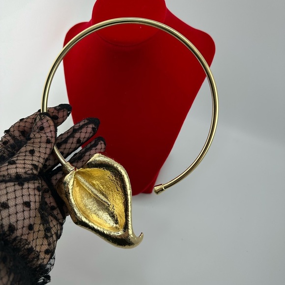 Zara Ethereal Bloom Gold Calla Lily Choker Necklace - Picture 5 of 6